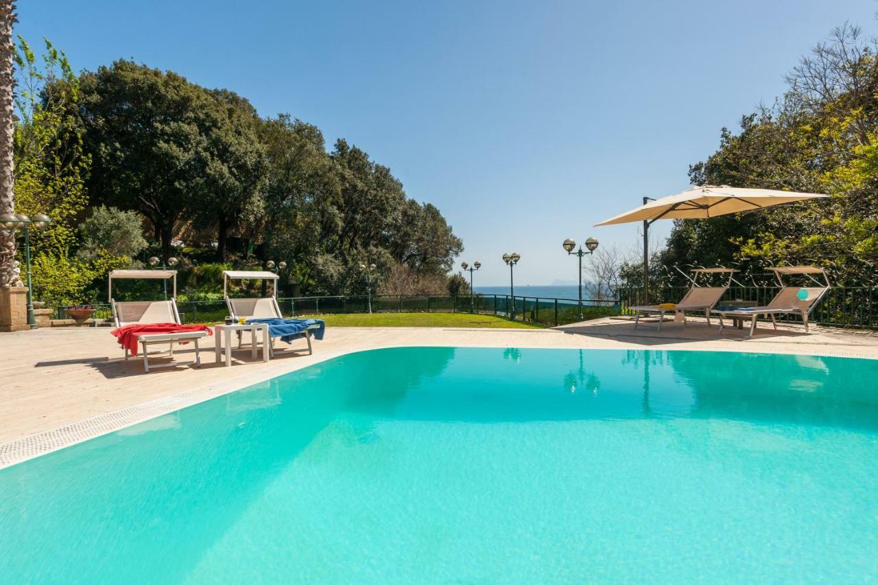 Holidays Naples Family - Pool In Front Of Capri Eksteriør billede